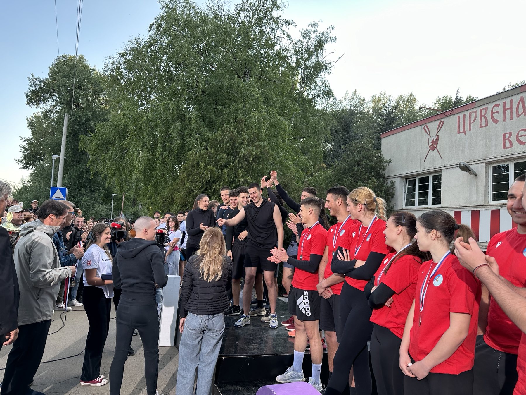 Матуранти Тринаесте београдске гимназије победници такмичења "Веслам за своју школу"