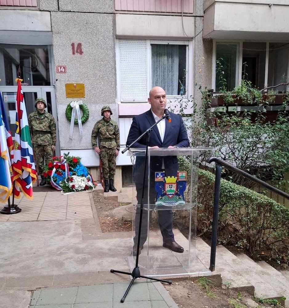 Откривена спомен-плоча хероју са Кошара Владимиру Радоичићу на Чукарици