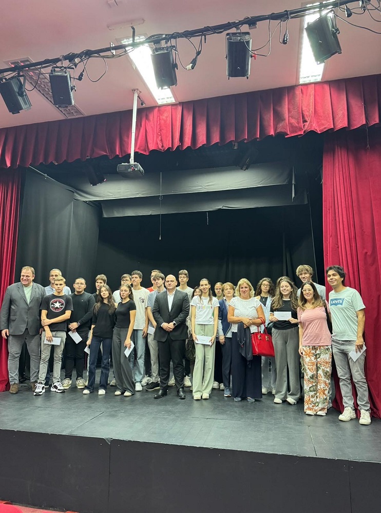 Награђени најуспешнији ученици Чукарице и њихови наставници