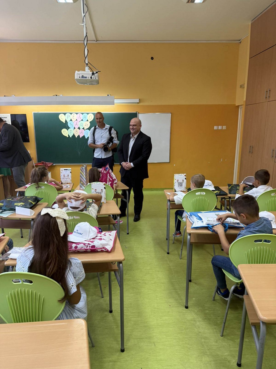 Поклони за ђаке прваке чукаричких школа