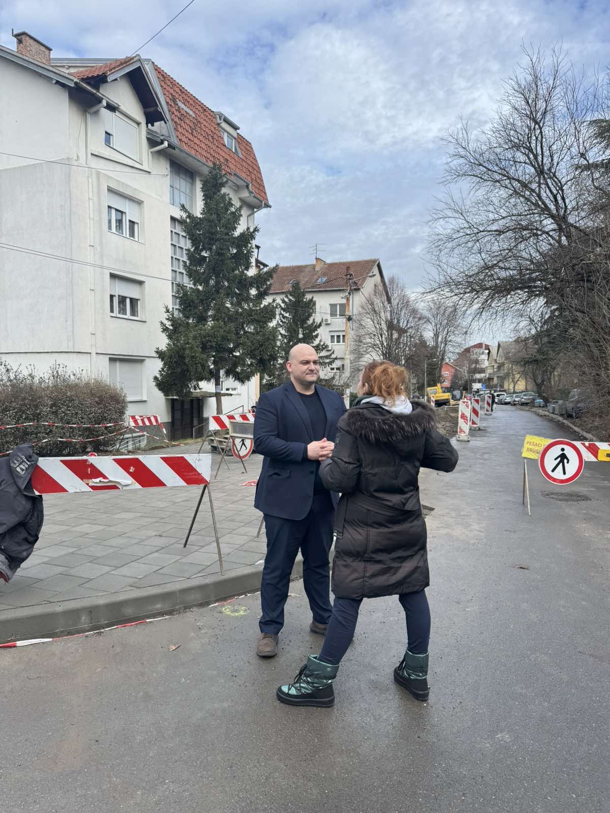 Радови на изградњи паркинга и реконструкцији тротоара на Белим водама