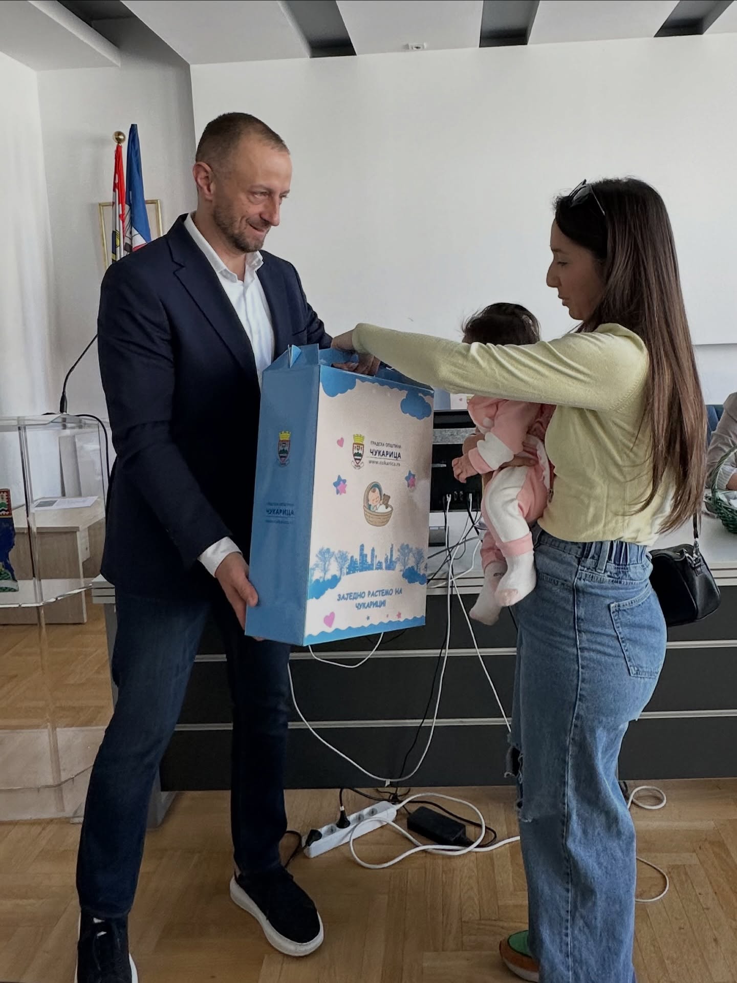 Чукарица дарује најмлађе суграђане беби-пакетима