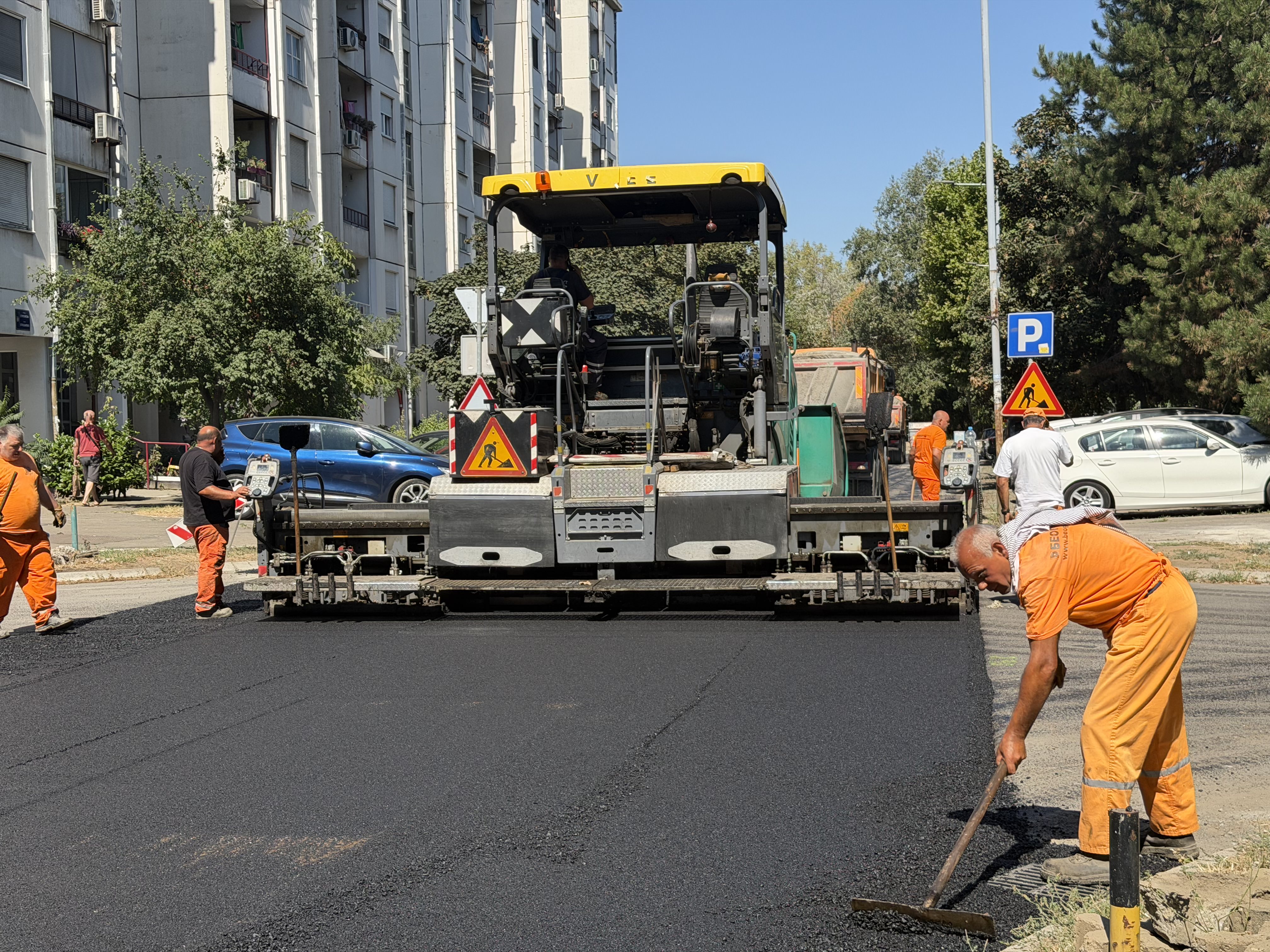 Постављање завршног слоја асфалта у Стругарској улици