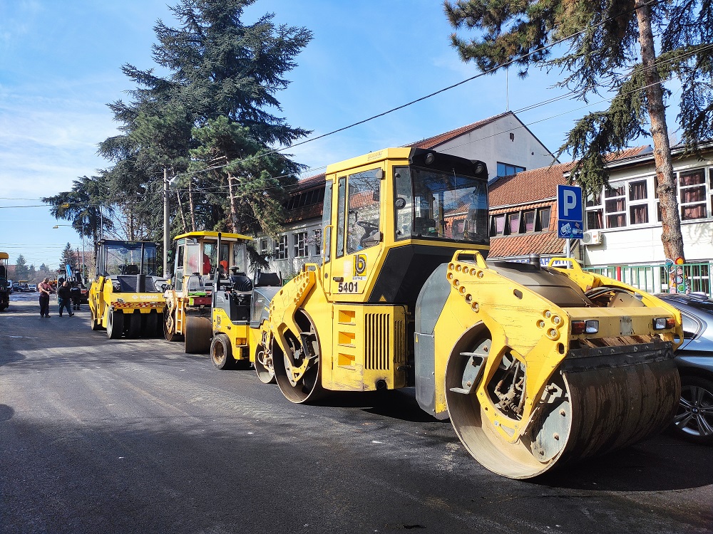 Постављање завршног слоја асфалта у улици Црвено барјаче