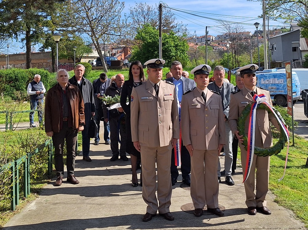 Одавање почасти поручницима Спасићу и Машери