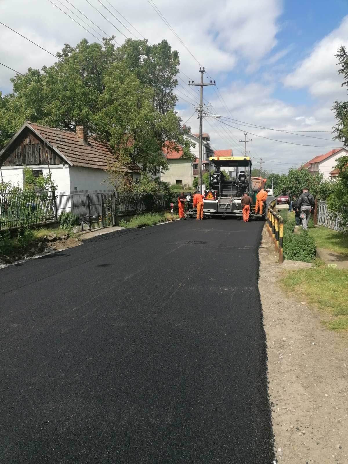 Постављање завршног слоја асфалта у Улици Милована Нићифоровића у Железнику