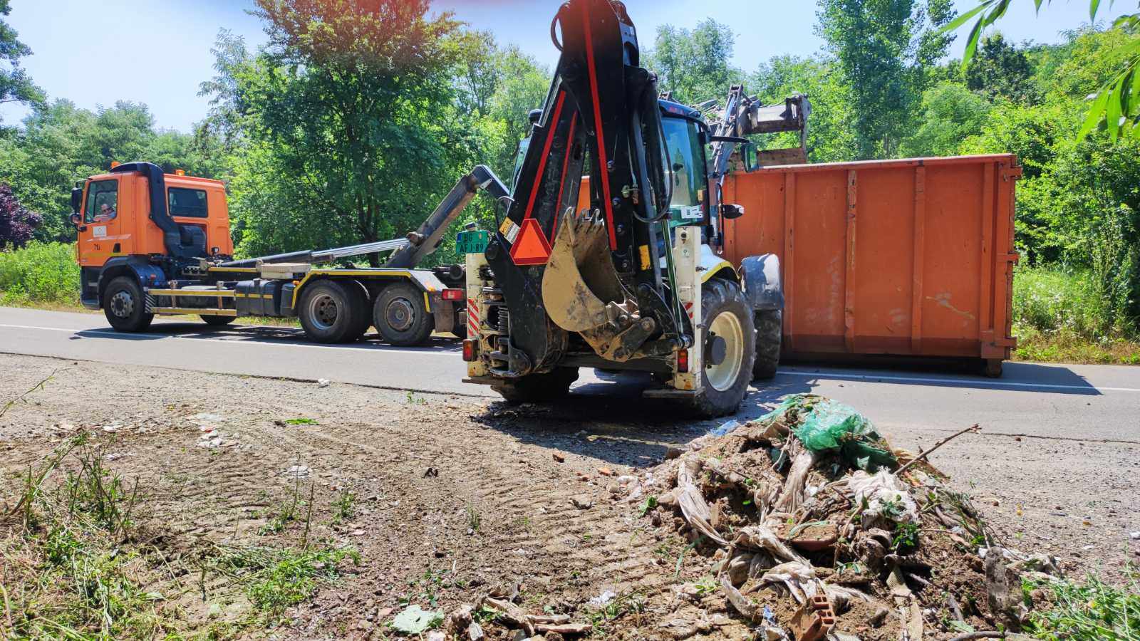 У току велика акција уклањања дивљих депонија са више локација на територији Чукарице