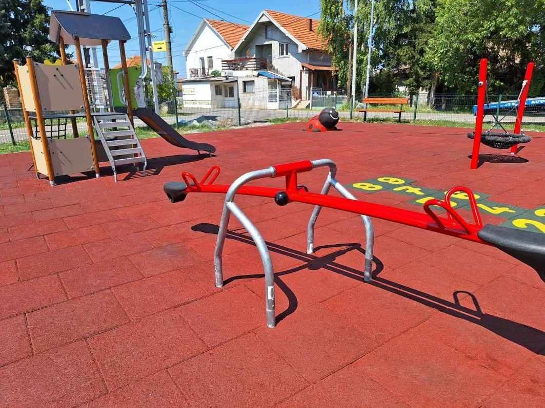 Санирано дечје игралиште у насељу Железник