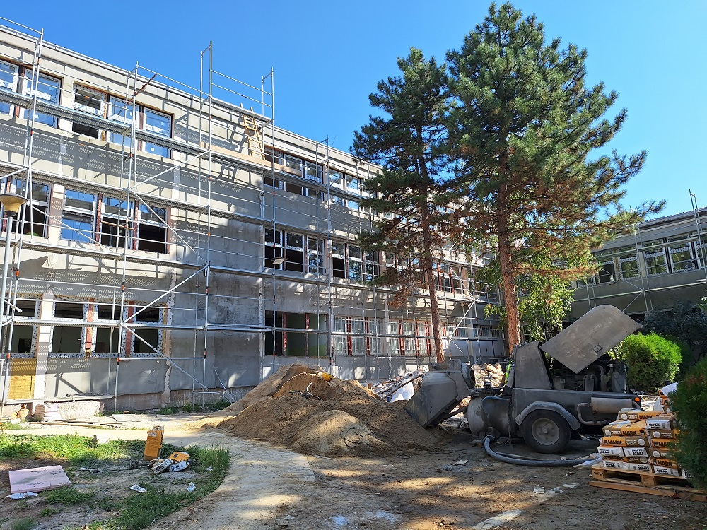 Председник Коларић обишао радове на реконструкцији Дома здравља у Железнику