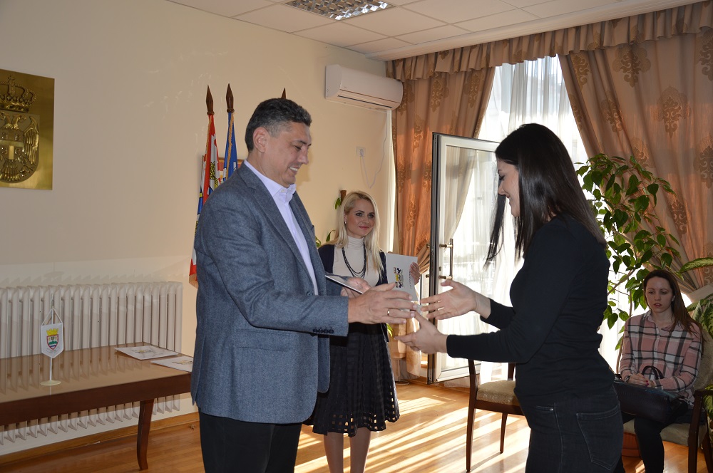 Додела сертификата шеснаестој и добродошлица седамнаестој генерацији практиканата у Градској општини Чукарица