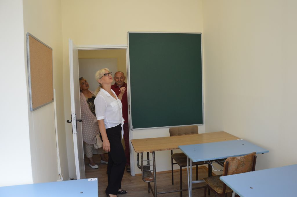 Реновиране просторије за наставу за одрасле у Сремчици