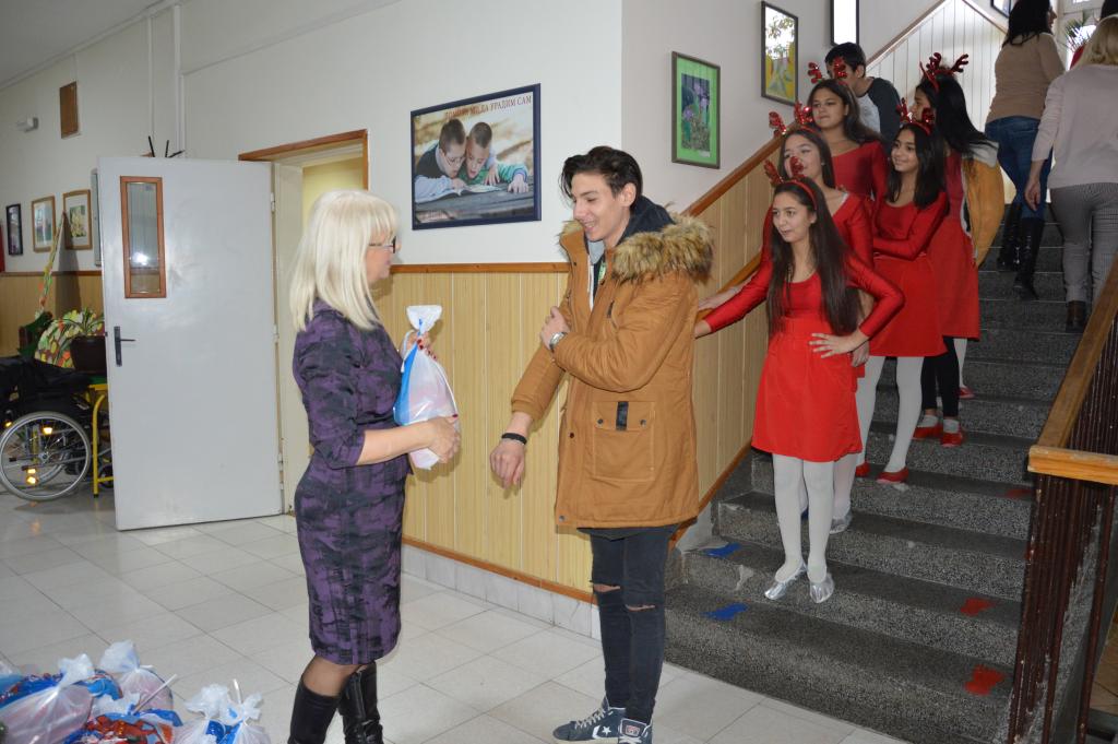 Новогодишњи пакетићи за децу школе “Милоје Павловић”
