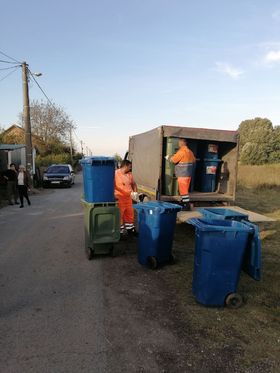 Плаве и зелене канте за одлагање отпада 