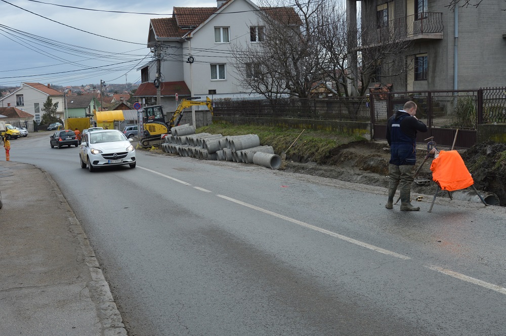 Почела изградња тротоара у делу Улице Стевана Филиповића у Железнику