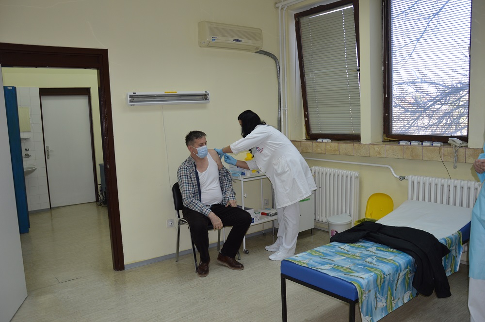 Мобилни пункт за вакцинацију у насељу Сремчица   