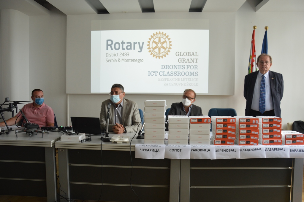 Донација дронова Ротари клубова Србије основним школама
