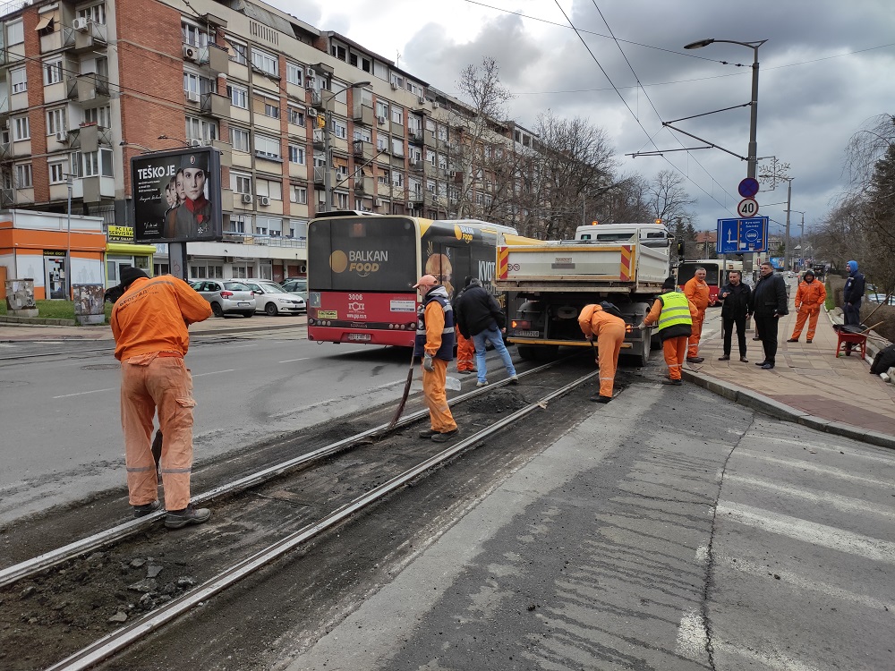 Санација асфалта око трамвајских шина у Пожешкој улици