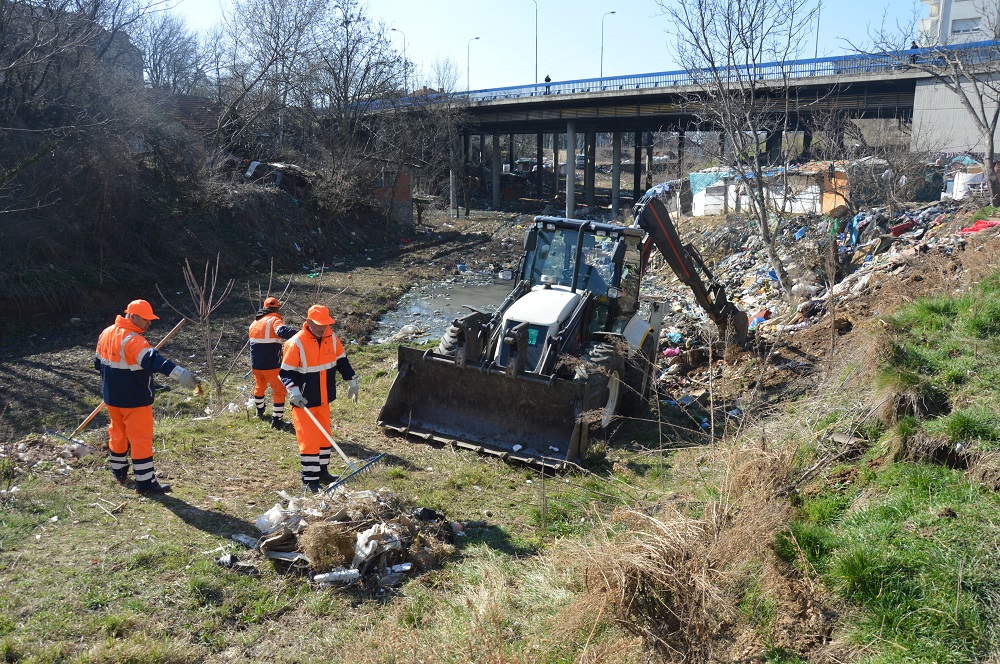 Почели радови на уклањању дивље депоније у Жаркову