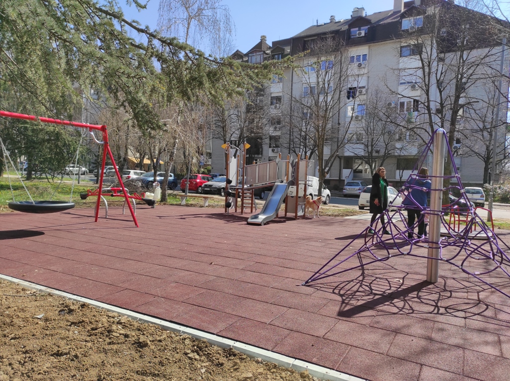 Општина уредила два нова паркића у насељу Филмски град