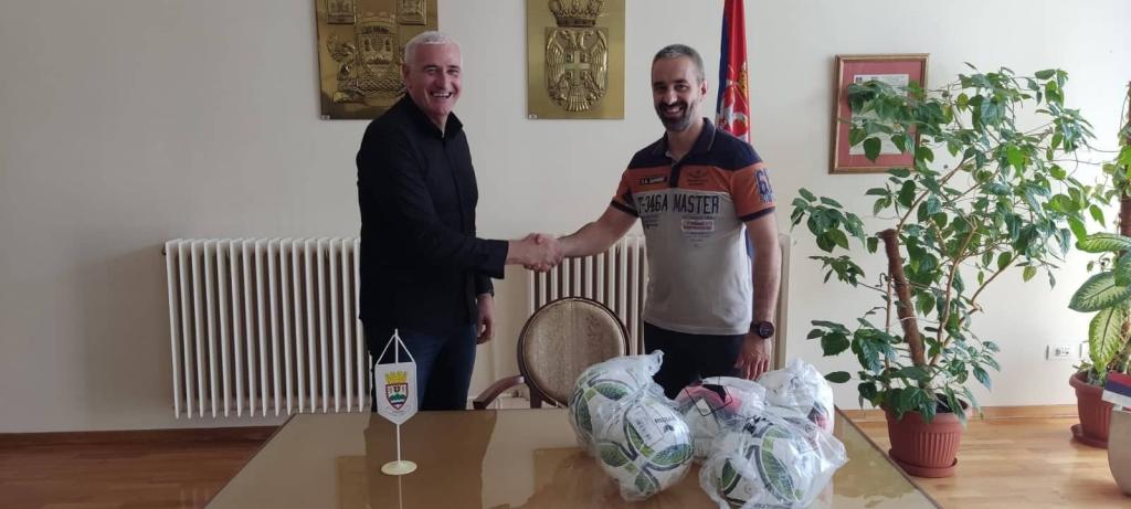 Завршена акција поделе фудбалских лопти за чукаричке клубове