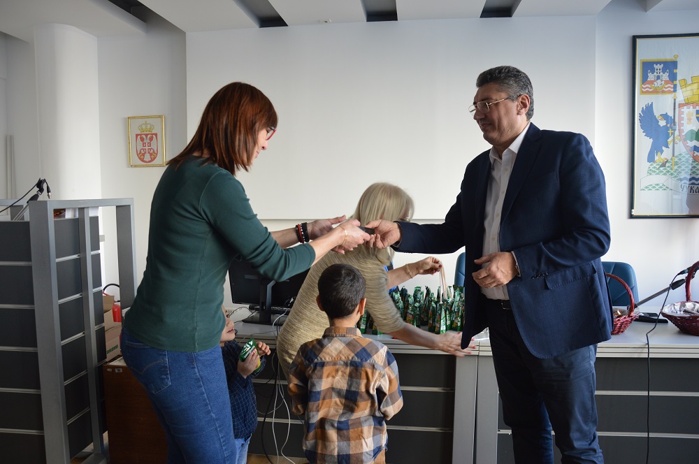 Поклон ваучери за децу без родитељског старања