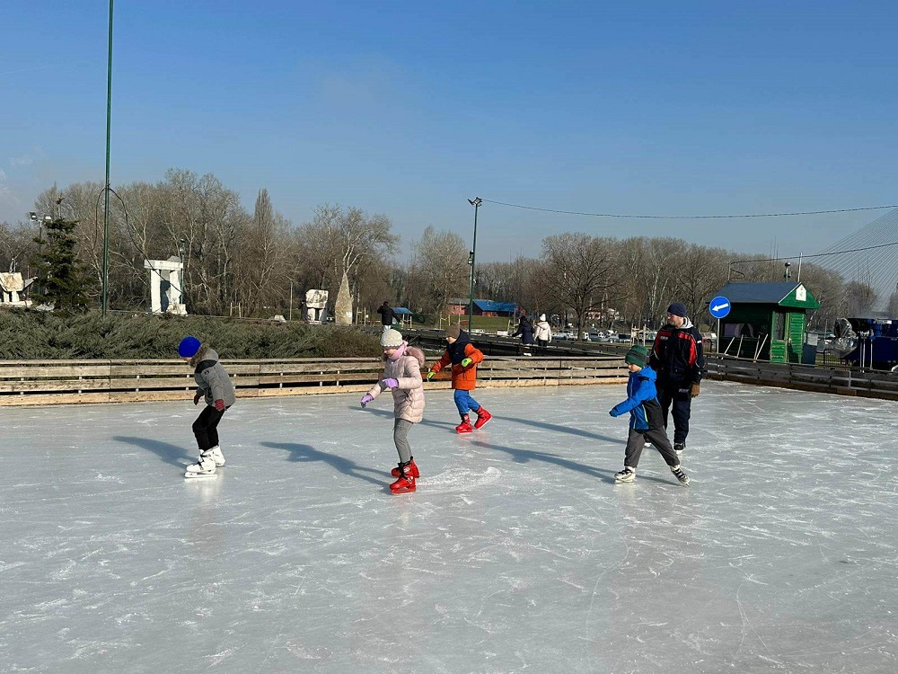 Почела бесплатна школа клизања за чукаричке основце